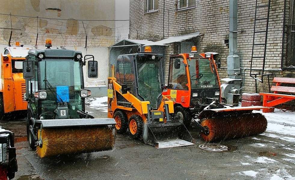 Репортаж из трактора: убираем снег в городе